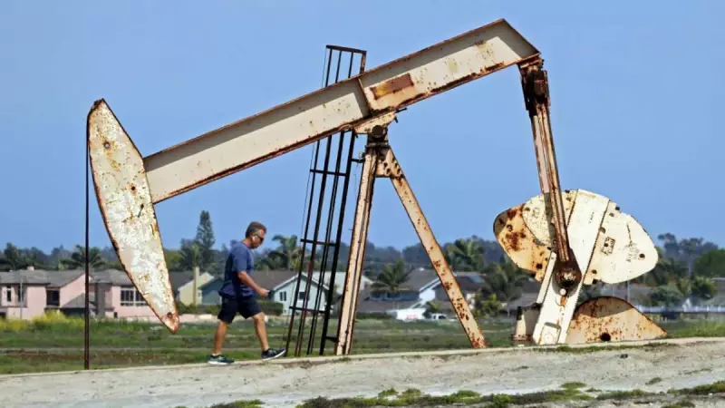 Asian Markets Sink on Fed Rate Fears and Tech Bubble Concerns