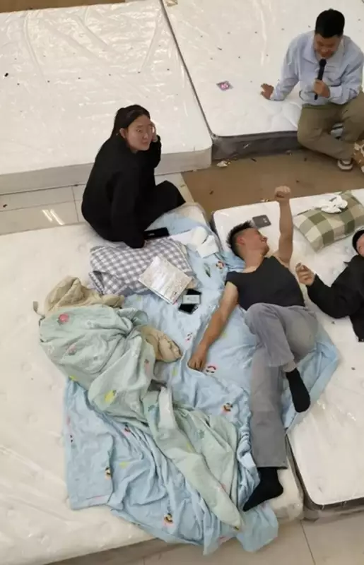 Chinese Man Crowned 'World's Laziest' After 33-Hour 'Bed Rotting' Win