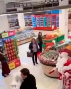 Two Santas Brawl in Baku Supermarket Over 'Territorial Dispute'