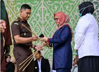 Indonesian Couple Receives 100 Lashes Each for Premarital Sex in Aceh