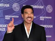Lionel Richie cuts concert short after falling ill onstage in Minnesota