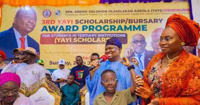 7-year-old artist Kendis gets ₦2.5m and full university scholarship from Senator Yayi