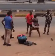 Nigerian woman removes blouse to fight man in street brawl