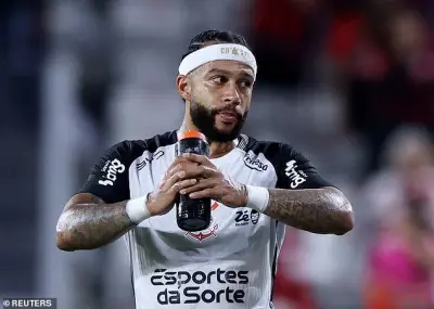 Depay Accuses Corinthians of Breaking Contract Renewal Agreement
